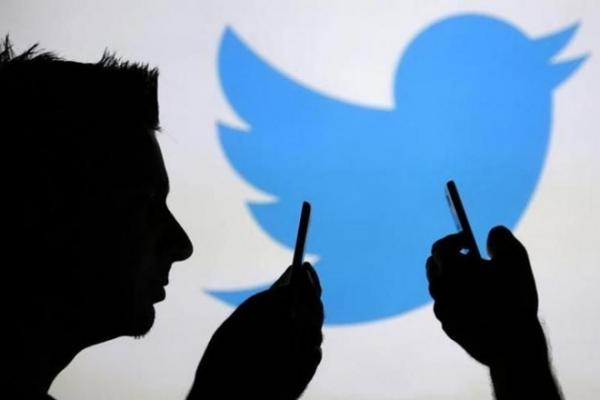 saham Twitter anjlok hingga hampir 20 persen, serupa dengan jalur yang diambil Facebook pada Kamis setelah laba yang sama mengecewakan