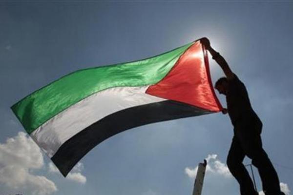 Washington juga menutup rekening bank Husam Zomlot, kata pejabat dari Palestine Liberation Organization.