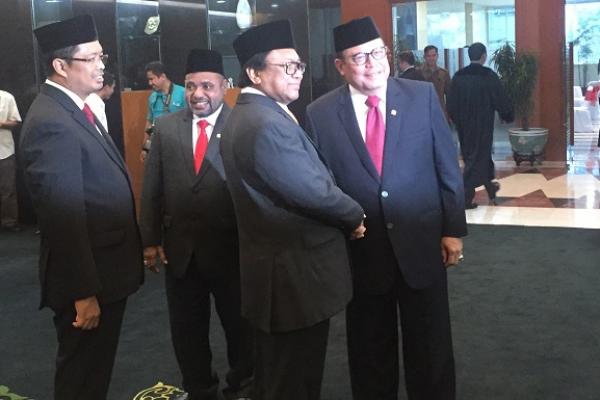 Wakil Ketua MPR Oesman Sapta Odang didampingi Mahyudin dan Hidayat Nurwahid melantik dua anggota MPR pergantian antar waktu (PAW) periode 2014-2019.