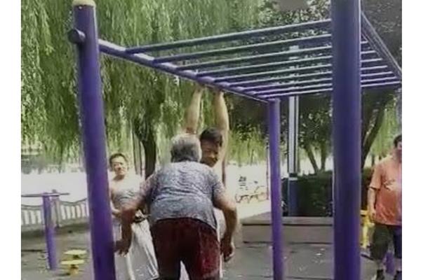 Seorang nenek umur 80-an asal China melakukan aksi luar biasa meski usianya sudah tak muda lagi