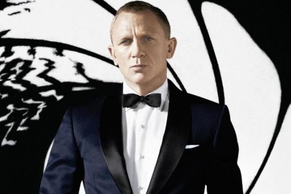 Broccoli memang membuka peluang bagi pemilik warna kulit apapun untuk peran James Bond, namun tetap laki-laki.