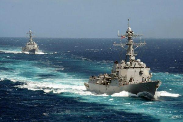 Kapal Angkatan Laut Amerika Serikat melepaskan tembakan peringatan ke kapal Iran di Teluk Persia