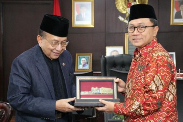 Ketua MPR RI Zulkifli Hasan didampingi Wakil Ketua MPR Hidayat Nur Wahid menerima kunjungan Penasihat Kerajaan Malaysia Tan Sri Dato Seri.