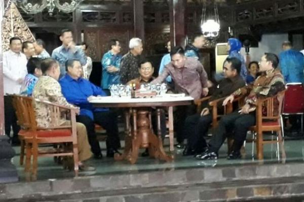 Pertemuan Ketua Umum Partai Demokrat SBY dengan Ketua Umum Partai Gerindra Prabowo Subianto menarik perhatian publik.