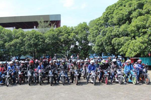 Guna menyambut antusiasme dan rasa ketertarikan pengunjung yang timbul setelah menyaksikan kehebatan sejarah sepeda motor Suzuki.