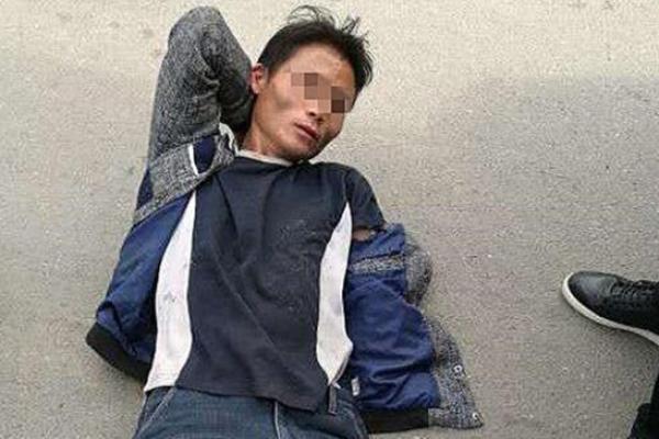 Yang membunuh kedua orangtuanya. Ia juga menghabisi nyawa 17 orang tetangganya.