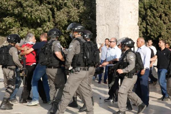 Ratusan warga Palestina cedera saat pasukan Israel menembakkan gas air mata, granat setrum dan bom suara ke penduduk Palestina yang kembali ke kompleks Masjid Al-Aqsa di Yerusalem