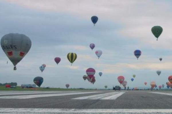 Tak hanya terlihat indah, namun langit Prancis nampak berubah layaknya pameran warna lantaran ratusan balon tersebut menutupi sebagian langit Prancis.