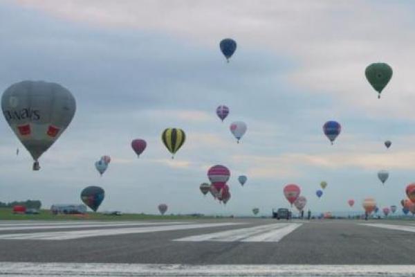 Tak hanya terlihat indah, namun langit Prancis nampak berubah layaknya pameran warna lantaran ratusan balon tersebut menutupi sebagian langit Prancis. 