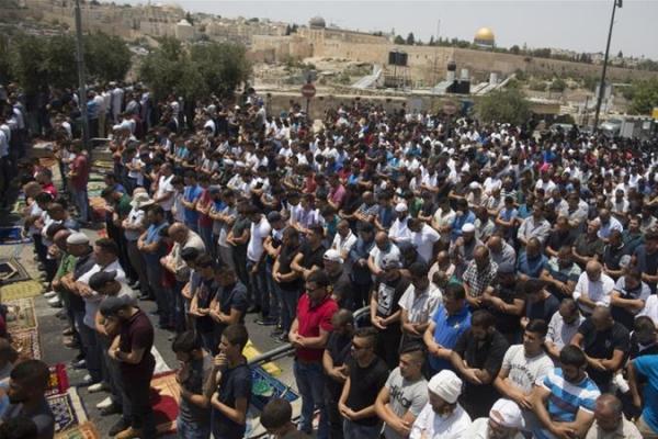 Ribuan warga Palestina  kembali memasuki kompleks Masjid Al-Aqsa di Yerusalem Timur yang diduduki