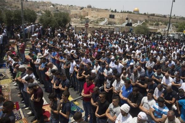 Ribuan warga Palestina kembali memasuki kompleks Masjid Al-Aqsa di Yerusalem Timur yang diduduki