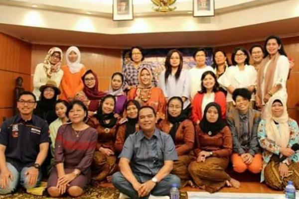 Beragam kisah berhikmah dalam karya tulis dengan isi yang sangat bernas mulai dari mengundang haru, menggetarkan jiwa, takjub, mencahaya, komedi dan kisah tentang buah manis kerja keras tercurah dalam tulisan yang kirimkan.