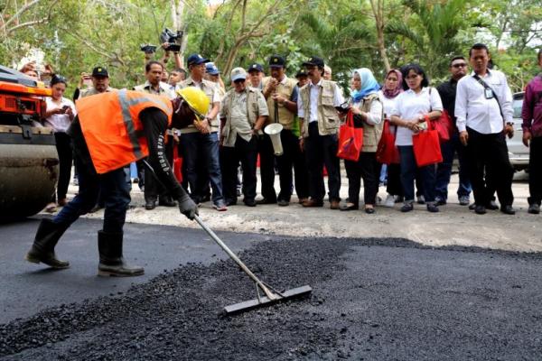 Aspal yang menggunakan campuran bahan limbah plastik ini menurut penelitian Balitbang PUPR menghasilkan perkerasan jalan yang lebih kuat.