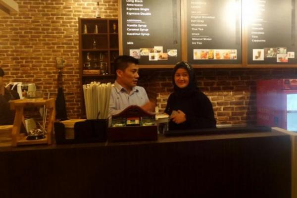 Suasana “ngopi” yang terbuka dan seakan mengajak pengemarnya untuk berpikir bebas dari kepenatan sehari-hari.