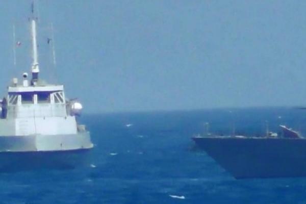 Angkatan Laut Amerika Serikat menanggapi laporan kantor berita resmi Iran yang mengatakan kapal induk AS melepaskan tembakan peringatan selama  konfrontasi