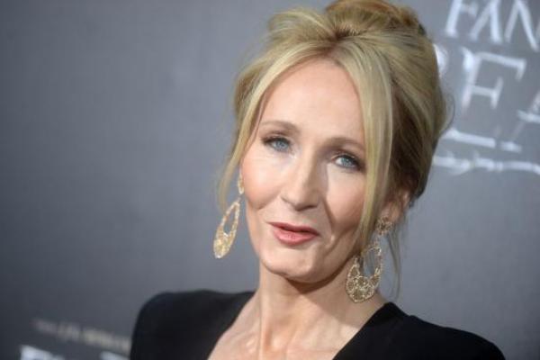 J.K. Rowling meminta maaf atas tweets sebelumnya di akun twitter pribadinya di mana dia menuduh Presiden Donald Trump