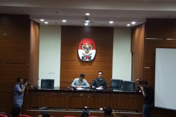 Keduanya ditetapkan sebagai tersangka kasus dugaan suap penanganan perkara dugaan penyimpangan dana desa