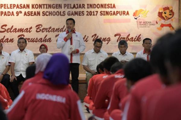 Indonesia mengirim 265 orang yang terdiri dari 184 atlet, 34 pelatih, 10 manajer, 7 wasit, dan 30 ofisial,