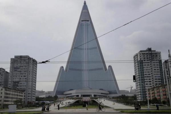Banyak kebingungan dan misteri yang mengelilingi Hotel Ryugyong berbentuk berbentuk piramid, yang juga dikenal sebagai 