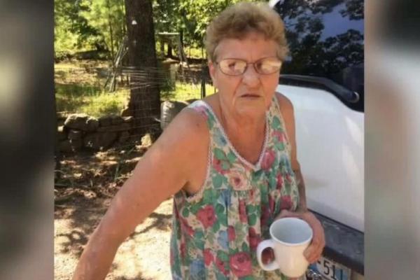 Seorang wanita Oklahoma berusia 72 tahun mendapat pujian di media sosial setelah membunuh 11 ular tembaga yang ditemukannya merayap di bawah rumahnya.