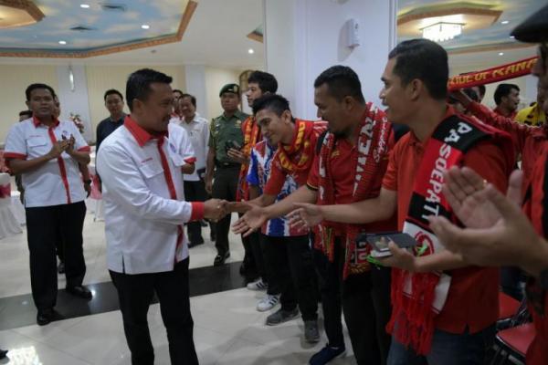 Tentunya atlet tersebut harus memenuhi kualifikasi dan peraturan yang sudah baku di Kemenpan RB.