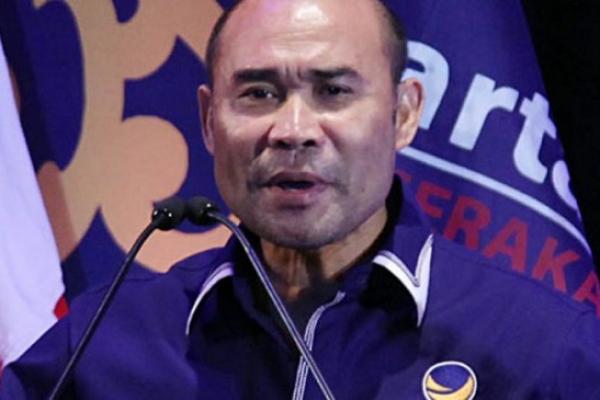 Ketua Fraksi Partai NasDem Viktor Laiskodat diminta untuk dicopot sebagai anggota DPR.