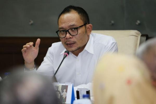 Menteri Ketenagakerjaan (Menaker) M Hanif Dhakiri, meminta masyarakat tidak perlu khawatir dengan dikeluarkannya Peraturan Presiden (Perpres)