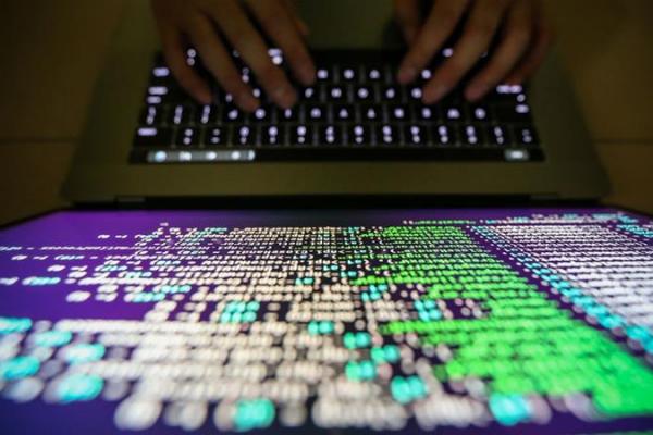 Peneliti mudah keamanan komputer Inggris  yang berhasil menggagalkan serangan cyber dunia pada Mei, dibekuk .