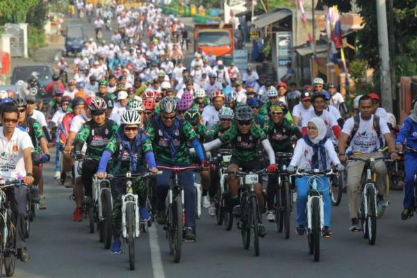 Menteri Imam Nahrawi dan rombongan Kemenpora mengantar Tim GTPN sampai dipemandian air panas, Kabupaten Lebak.