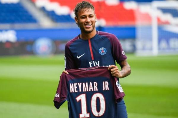 Musim ini Neymar baru mencetak 13 gol untuk PSG di semua kompetisi sebelum absen lantaran mengalami cedera pada pergelangan kaki.