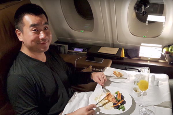 Sam Chui seorang vlogger asal China memposting berbagai pengalamannya saat melakukan penerbangan kelas satu yang memakan biaya hingga lebih dari $20 ribu setara Rp280 juta