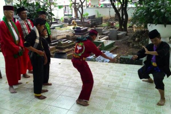 Acara pengambilan tanah dimulai dengan beksi atau silat betawi, lalu disambut dengan pantun-pantun ciri khas betawi di area pelataran makam.