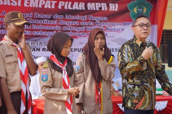  Kehadiran Ketua MPR disambut meriah murid dan warga Kecamatan Walantaka.