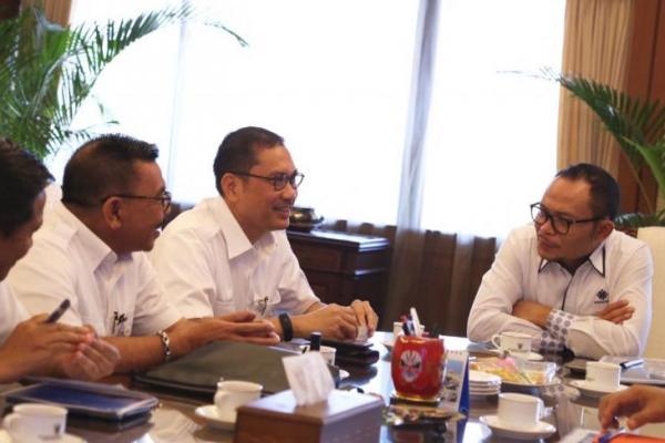 Menteri Ketenagakerjaan M. Hanif Dhakiri menanggapi positif tawaran dari Garuda Maintenance Facility Aero Asia (GMF Aero Asia)