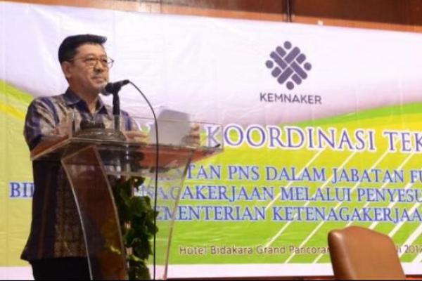 Pemerintah berupaya memperkuat kualitas dan kuantitas jabatan fungsional dalam mendukung kinerja birokrasi, karena jabatan fungsional adalah tulang punggung organisasi. 