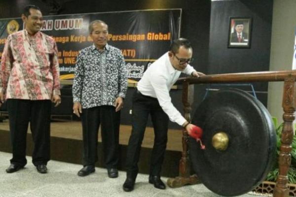 Menteri Ketenagakerjaan M. Hanif Dakhiri memberikan apresiasi kepada Universitas Negeri Jember (Unej) atas keberhasilannya meluncurkan program hubungan industrial