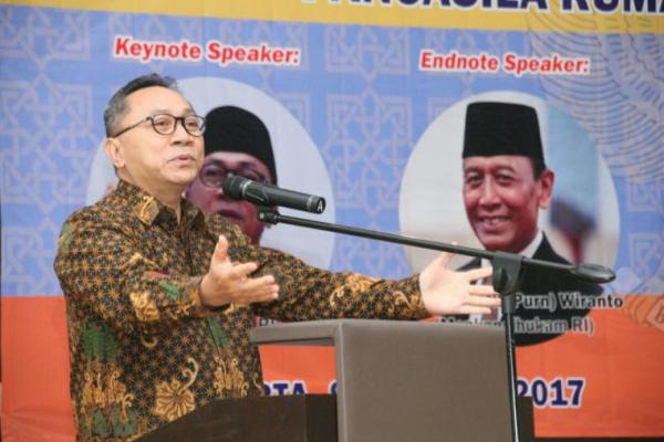 Diskusi-diskusi yang ada diharapkan lebih membahas strategi untuk memajukan Indonesia, apalagi negara ini sudah tertinggal dari negara lainnya.