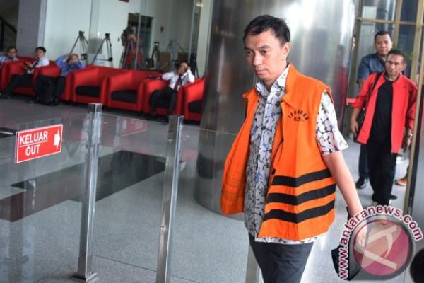Sugito diduga menyuap Rochmadi Sapto dan Ali Sadli sekitar Rp 240 juta melalui Jarot Budi Prabowo.