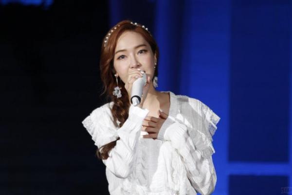 Pada sebuah wawancara yang digelar baru-baru ini mantan personel Girl Generation Jessica mengungkapkan kemungkinan untuk membawakan lagu terbarunya di acara musik