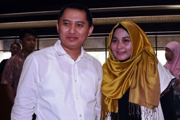 Pasangan suami istri ini ditangkap atas dugaan penipuan terhadap ribuan calon jemaah umrah. Pelaku menjanjikan dengan cara menawarkan biaya umrah murah.