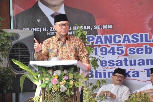 Presiden Jokowi memakai adat Bugis dan Wakil Presiden Jusuf Kalla memakai adat Jawa saat menghadiri acara sidang tahunan MPR