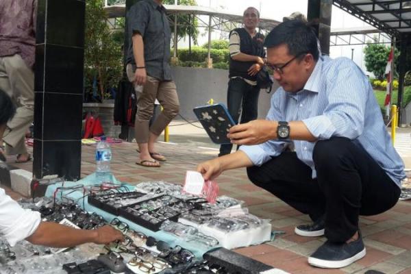 Menteri asal Bangkalan Madura, Jawa Timur itu melihat-lihat kacamata sambil ngobrol santai dengan para pedagang.