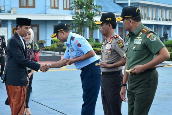 Jokowi menyempatkan diri mengunjungi sejumlah pesantren, untuk bersilaturrahmi dengan para ulama