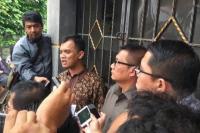 Saksi Miko, Antara Hadiah dan Ancaman