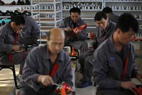 Perusahaan tekstil China menggunakan pabrik-pabrik Korea Utara untuk memanfaatkan tenaga kerja yang lebih murah melintasi perbatasan, pedagang dan bisnis di kota Dandong