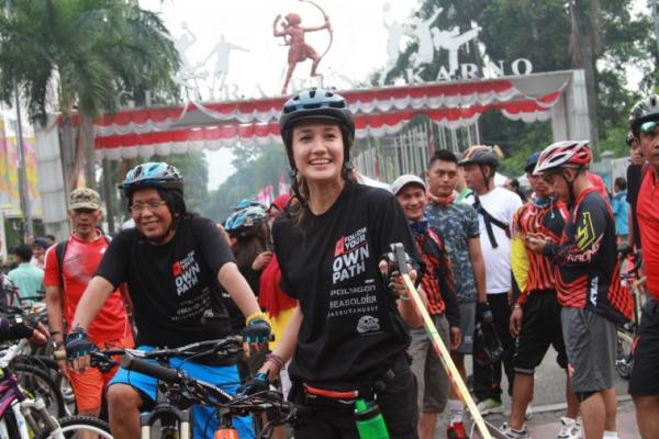 Artis cantik Nadine Chandrawinata pada hari Minggu (13/08) melakukan gowes sambil mengkampanyekan pentingnya pendidikan Pemeran film Labuan Hati itu menyatakan pendidikan itu sangat penting