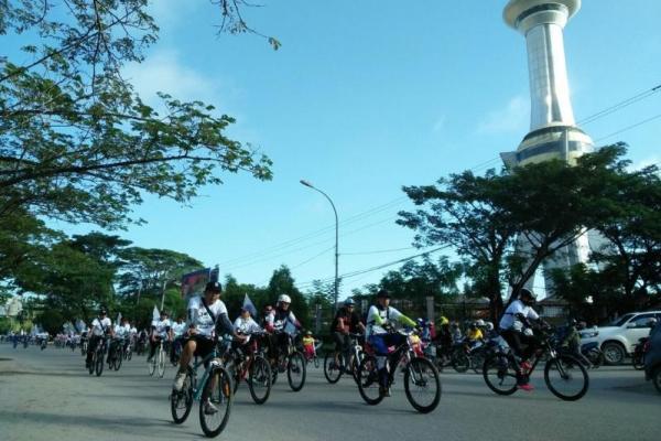 Ribuan orang turut meramaikan Senam Gowes yang selalu dilakukan sebelum menjalani star Gowes Pesona Nusantara. 