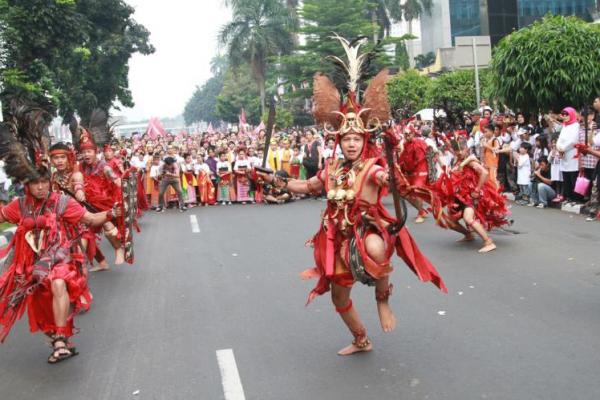 Penyertaan nilai-nilai budaya dalam pembangunan juga dianggap penting, karena komitmen menjaga alam agar tidak rusak, erat kaitannya dengan budaya.