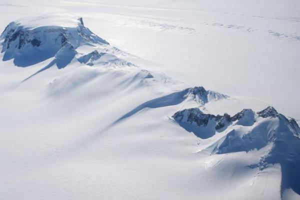 Di balik tebalnya es dan lembutnya salju di kutub selatan (Antartika, Red), ternyata menyimpan sebuah tenaga vulkanik yang besar.
