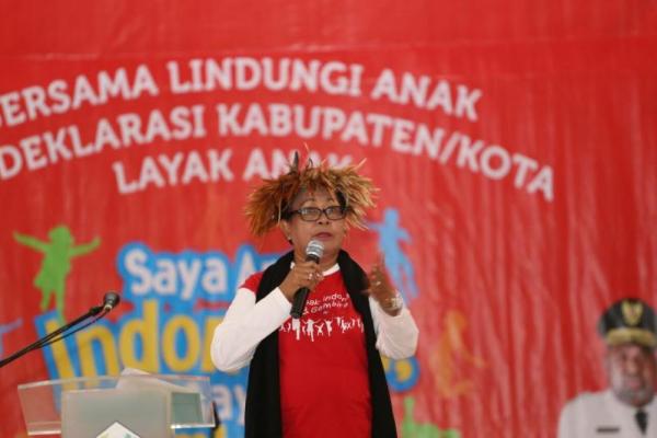 Menteri Pemberdayaan Perempuan dan Perlindungan Anak (PPPA) Yohana Yembise khawatir dengan masa depan anak-anak Papua.